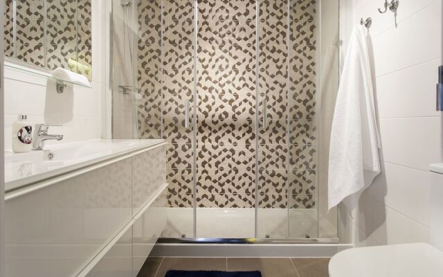 ALTIDO Charming 2BR Apt w/balcony&city views, in Graca