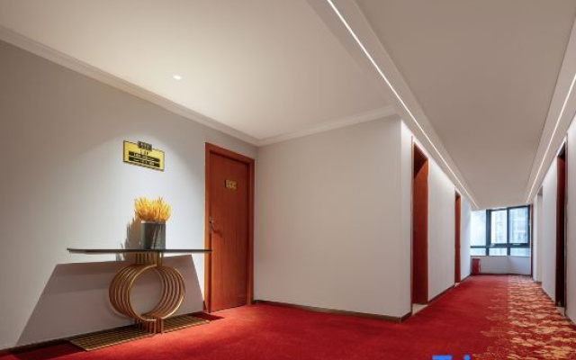 Yi Liang New Century Luxury Hotel