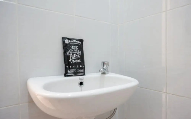 RedDoorz near Padang Golf Adisucipto