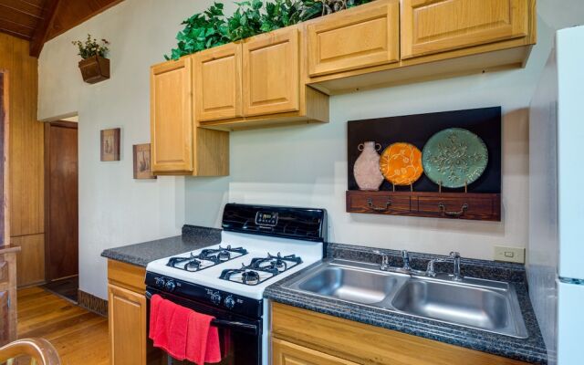 'ledge Lodge' Burkesville Getaway: Pool & Views!