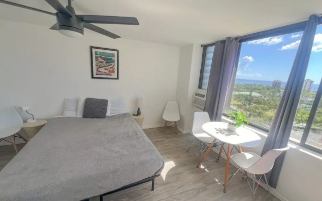 Hawaiian Monarch 1804 Condo by RedAwning