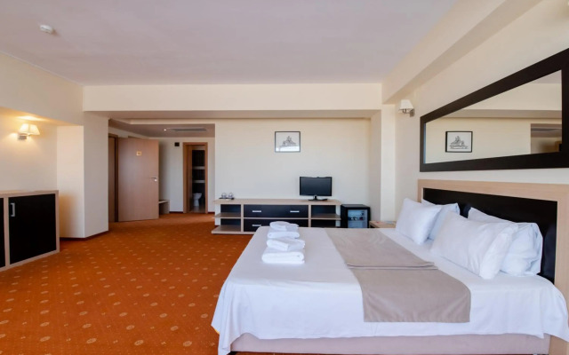 Hotel Oxford Inn & Suites