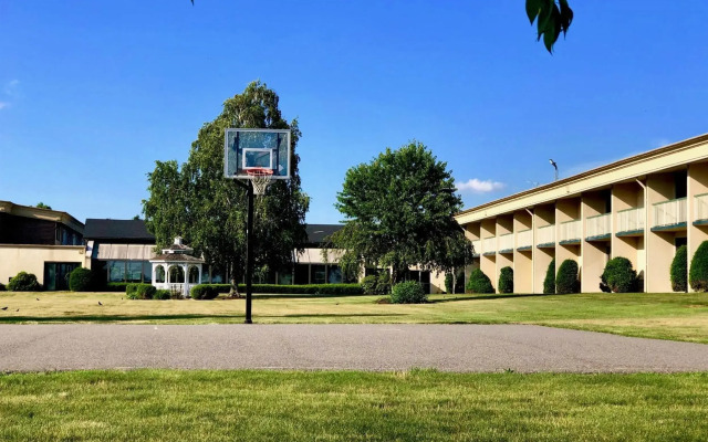 Riverview Inn & Suites