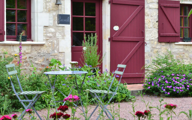 Cozy Holiday Home in Brion with Swimming Pool