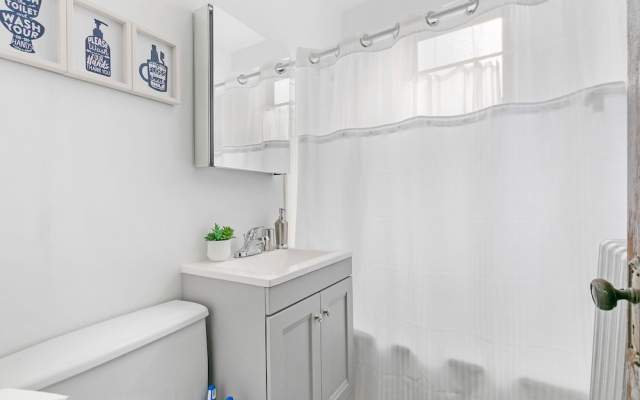 Home w 1BR Kitchen&Wi-Fi near Larchmont