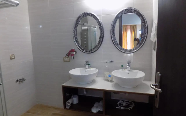 Souvlakis Pool Suites (S.P.S)