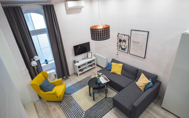 CozyYellowCube Apartment