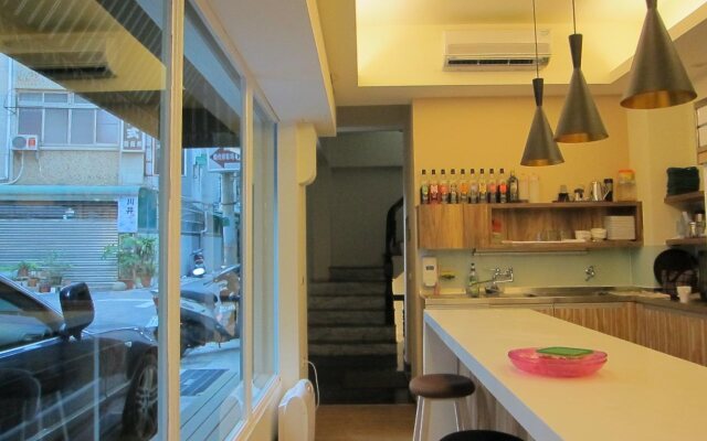 Tavern L Hostel