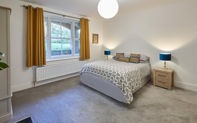 Host Stay Leafy Garden Apartment