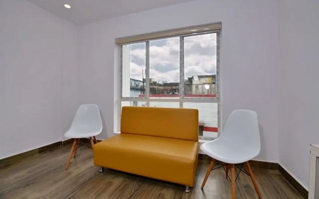 OYO Townhouse 539 Transit Express