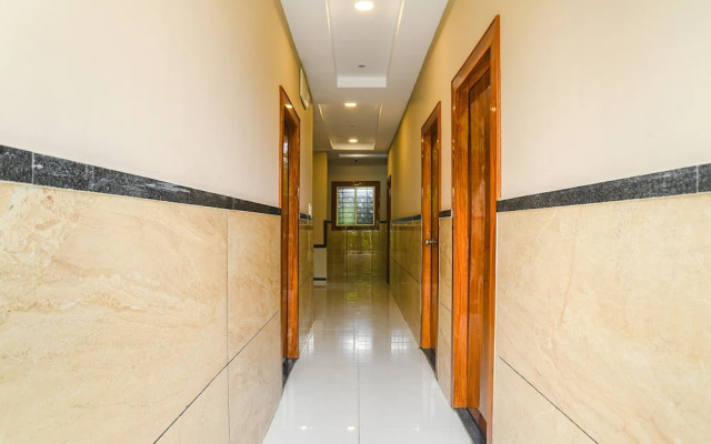 Fabhotel Royal Palace
