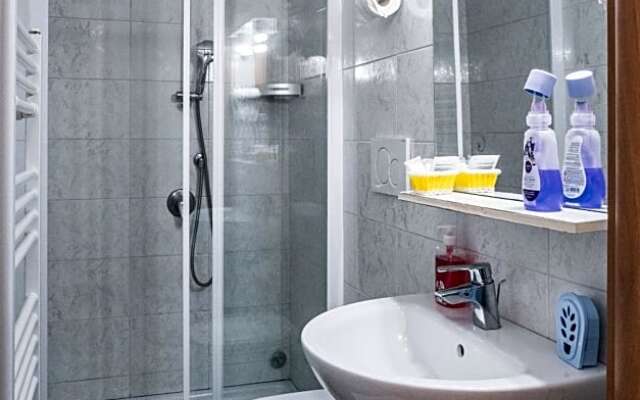 Bulldog Station Apartments with private WC, AC, TV