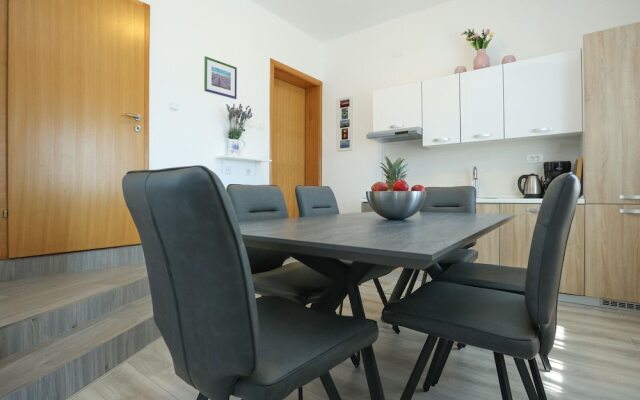 Luxury Apartment With Heated Pool in Starigrad