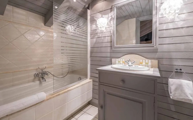 Large Chalet With Barrel Sauna and Whirlpool