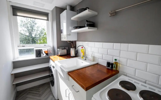 New Superhost Listing: Bright flat nr. University
