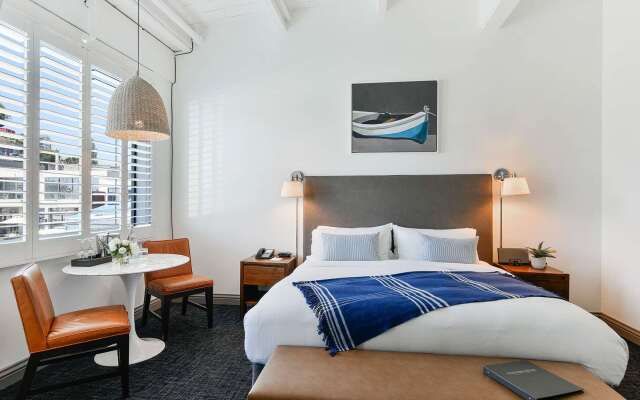 Waters Edge Hotel