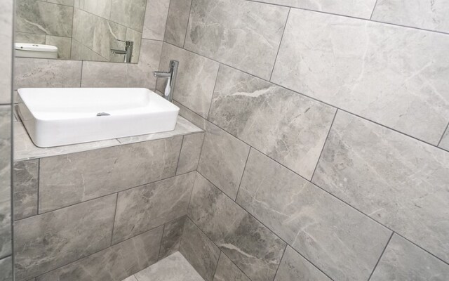 Spacious Studio Near City Centre!