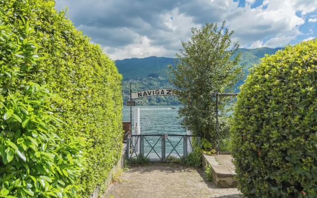 Piccola Como Lotus by Rent all Como