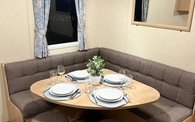 Lovely Caravan Located in an Amazing Holiday Park
