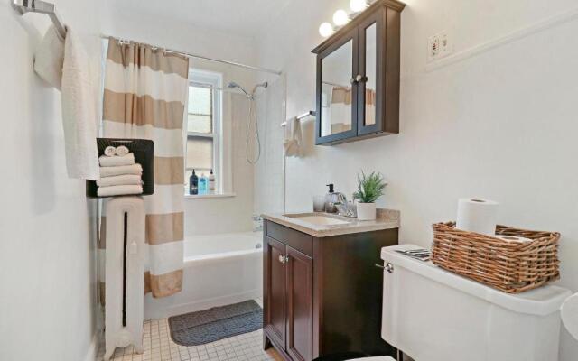 Simple and Roomy 1BR Apt in Evanston