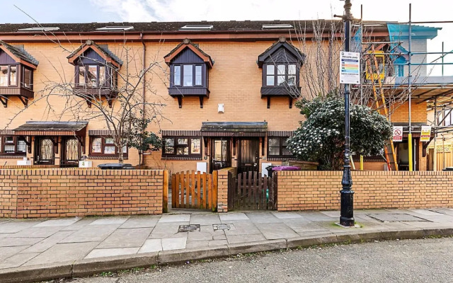 Stylish & Spacious 3-bed Home in Vibrant Bow