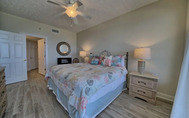 Marvelous Condo with Beachside Pool and Free Poolside WiFi - Unit 0902 by RedAwning