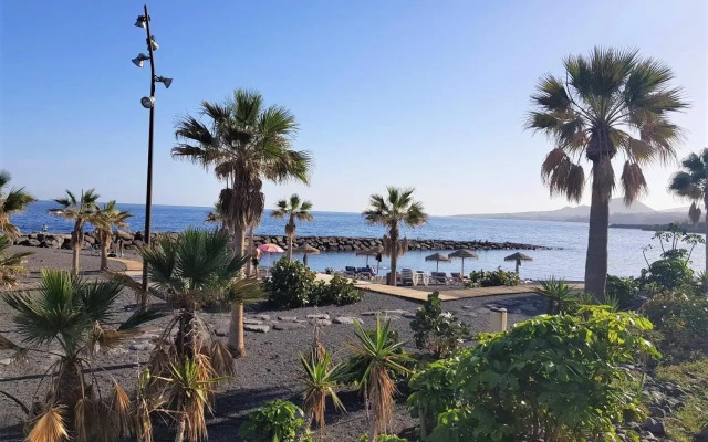 Bright spacious apartment, 2 min walk from beach