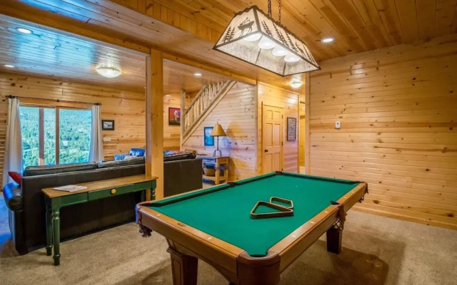 Armstrong Luxury Log Vacation  At Windcliff 4 Bedroom Home by RedAwning