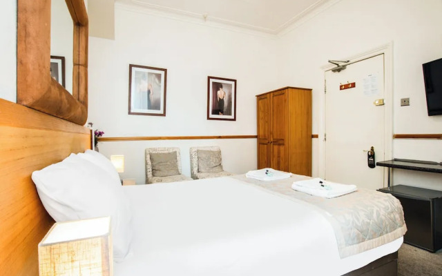 OYO The Lodge Bournemouth