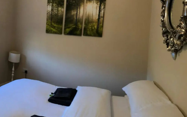 Room-cozy Sheffield Guest Room With Shar