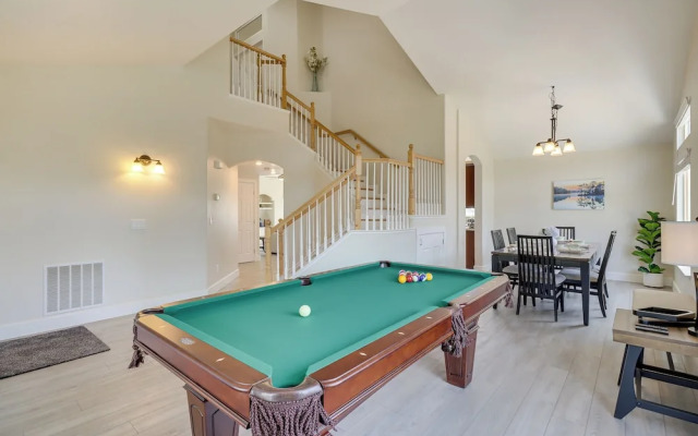 4 Mi to Downtown Reno: Spacious Family Retreat!