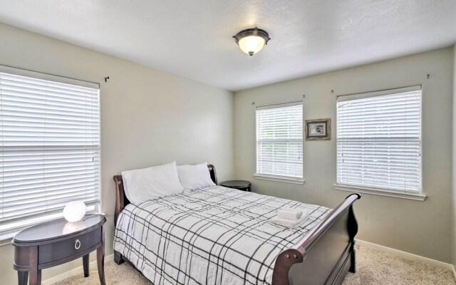 Spacious & Central Katy Retreat: 27 Mi to Houston!