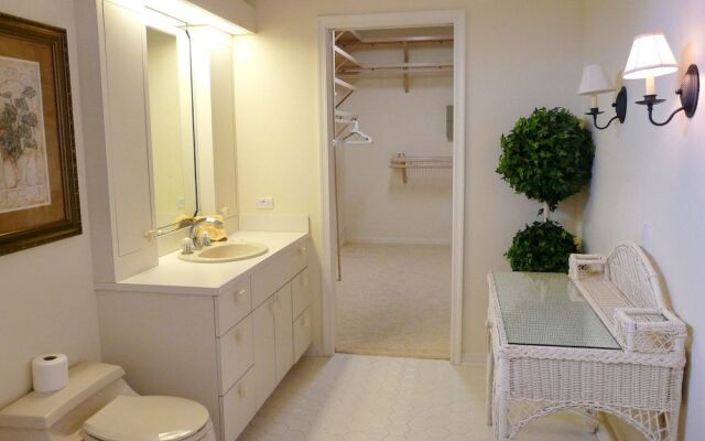 Unique Waterfront Home With Pool, spa and Guesthouse