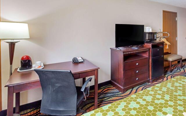 Econo Lodge Inn & Suites