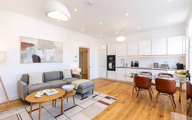 Stylish Chelsea Escape With Private Outdoor Oasis!