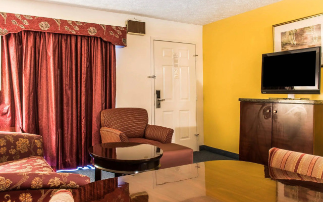 Econo Lodge Inn & Suites White Haven
