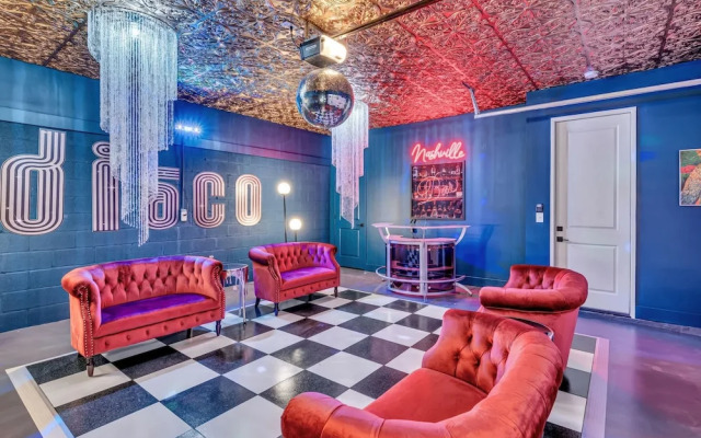 Rooftop Hot Tub City Views Disco Lounge