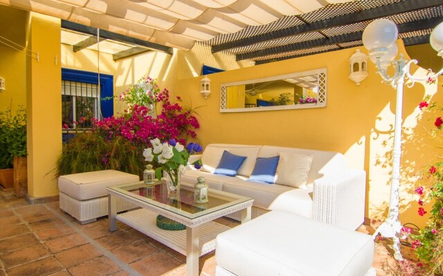 OleHolidays Azalea Playa junto a Puerto Banús