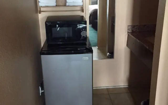 Going-To-The-Sun Inn & Suites