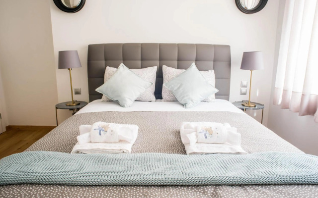 A21 Pristine Suite a breath away from Parthenoon!