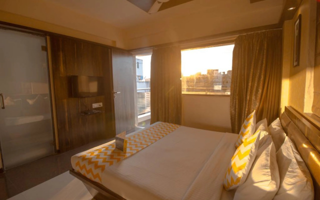 Super Townhouse OAK Regal Inn Near Sant Tukaram Nagar Metro Station