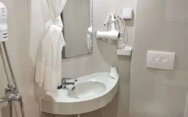 7 Days Premium Hotel (Dalian Airport Walmart Food Street)