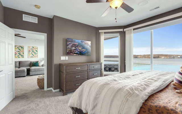 Panoramic Sunset Escape Waterfront Condo for 7!