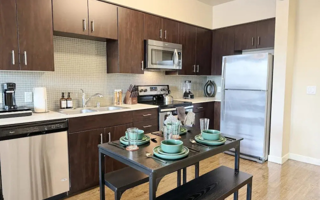 Beautiful 1 BR in LA Gym Pool 10mins to Cedar