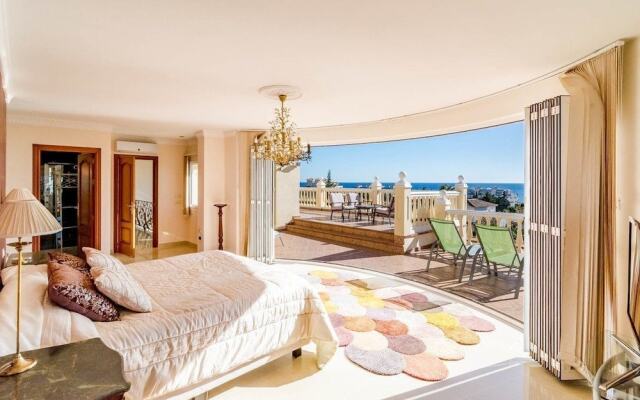 CS Luxury 4 bedroom villa close to beach RoomService