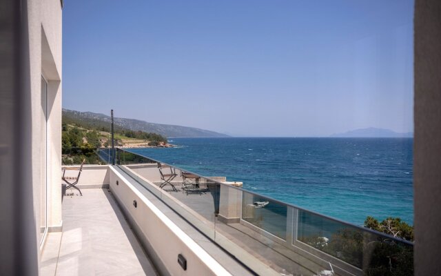Exclusive Seafront Suites with hot tub