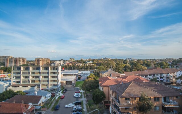 Convenient Rockdale Apartment Next To Station & Beach