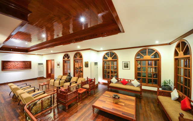 The Suite By Royal Crown Hotel