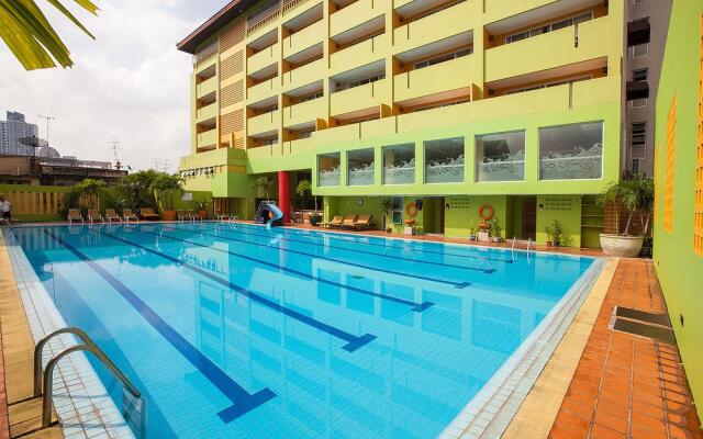 Aiya Residence & Sport Club BTS Budget Hotel