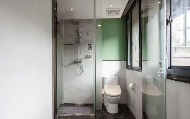 Yurong West Lake Cottage Resort